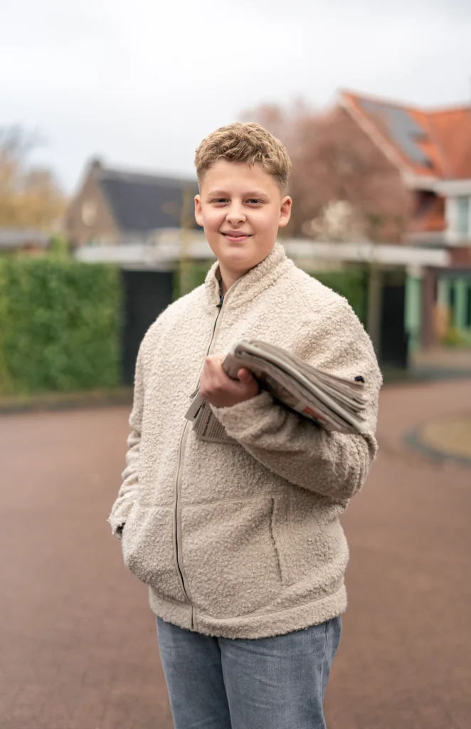 Bezorger met krantstapel